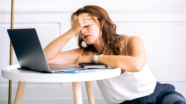 5 Signs You’re Not Getting Enough Sleep (And How It Affects Your Fitness)